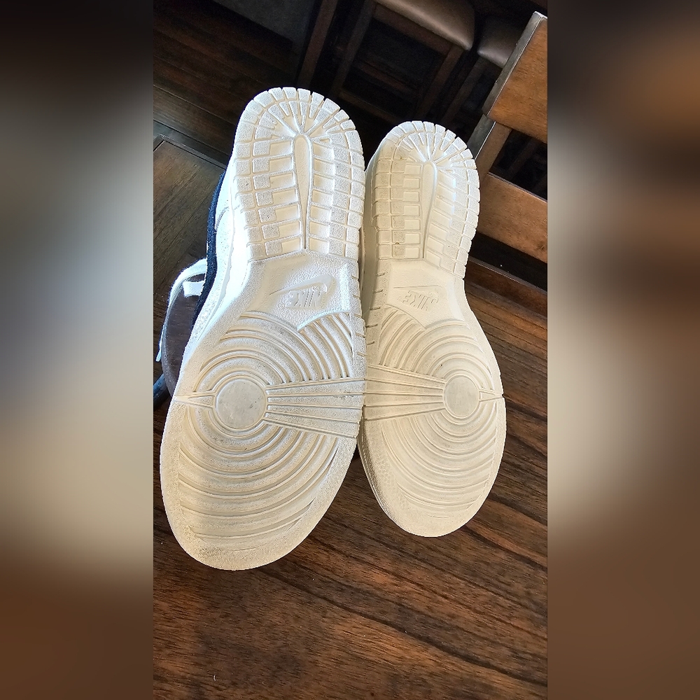 Women's Nike Dunk Low SE Casual Shoes - Picture 4 of 8